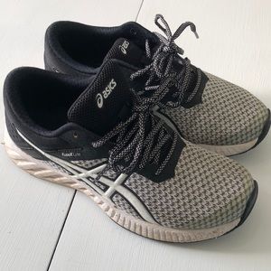 ASICS size 7 sneakers black and white